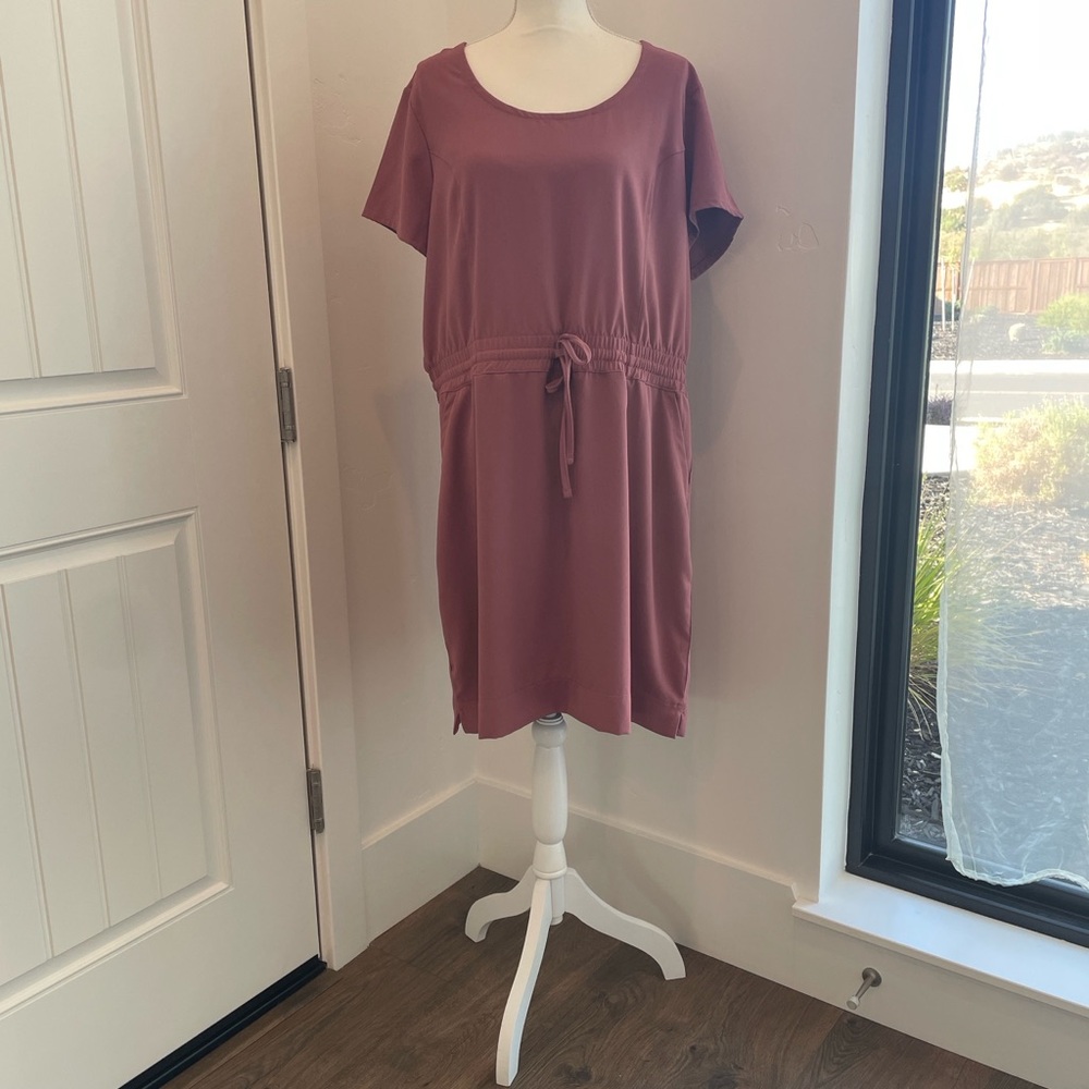 32° Cool Sporty Mauve Short Sleeve Dress. Elastic waist with cinch pull tie. GUC